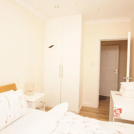 Evergreen Apartments- Flat 2 Apartment *