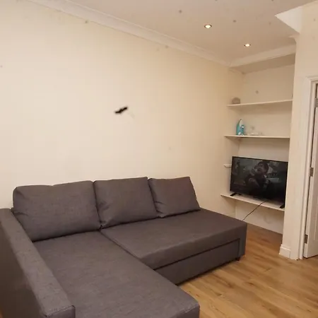 Evergreen Apartments- Flat 2 Apartment London