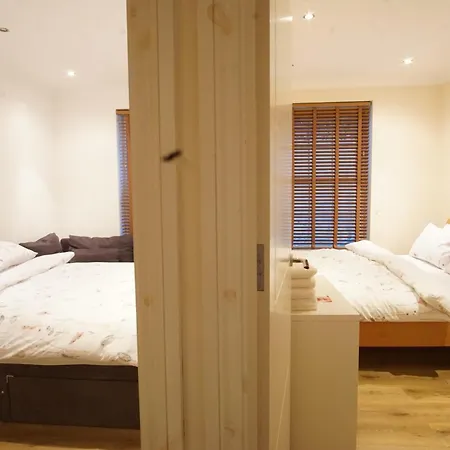 Evergreen Apartments- Flat 2 *