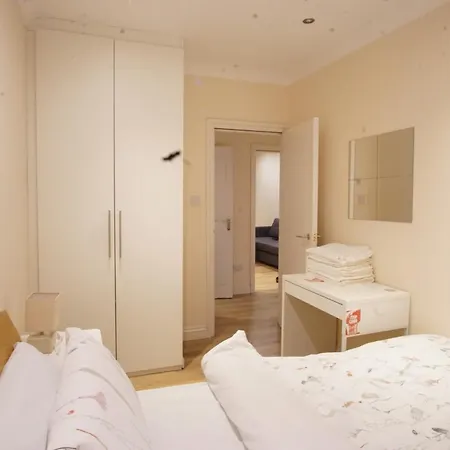 Evergreen Apartments- Flat 2 * London