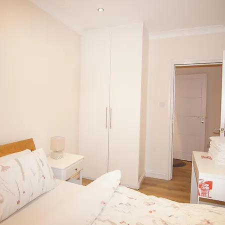 Apartment Evergreen Apartments- Flat 2 London