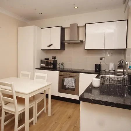 Evergreen Apartments- Flat 2 Apartment *