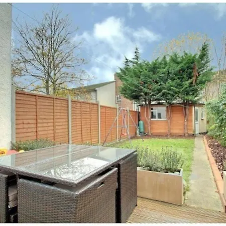 Holiday home Charming 3 Bedroom House Northolt (Greater London)