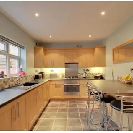 Holiday home Charming 3 Bedroom House Northolt (Greater London)