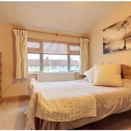 Charming 3 Bedroom House Holiday home Northolt (Greater London)