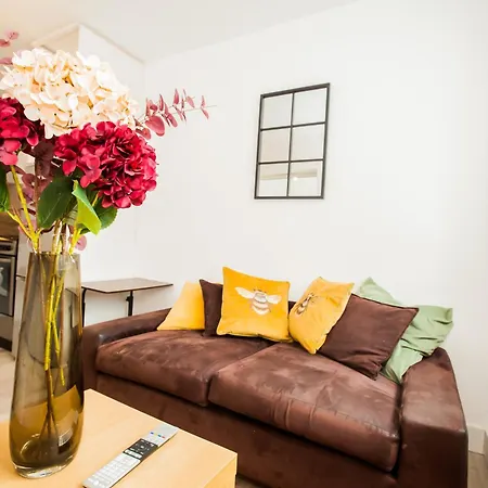 Coombe Hill 2 Bedroom House & Parking *