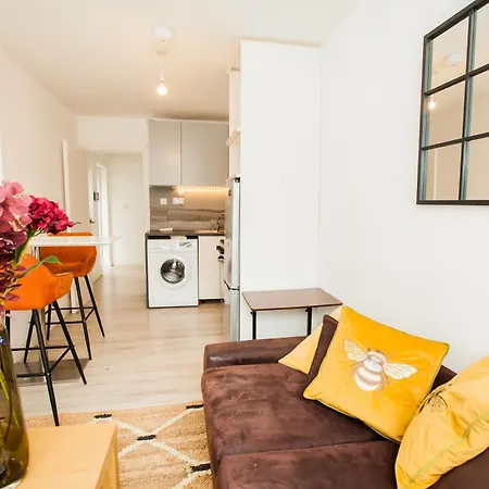 Apartment Coombe Hill 2 Bedroom House & Parking