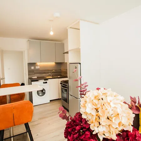 Coombe Hill 2 Bedroom House & Parking * Londýn