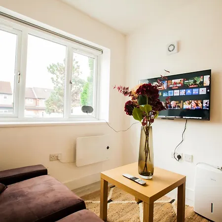 Coombe Hill 2 Bedroom House & Parking