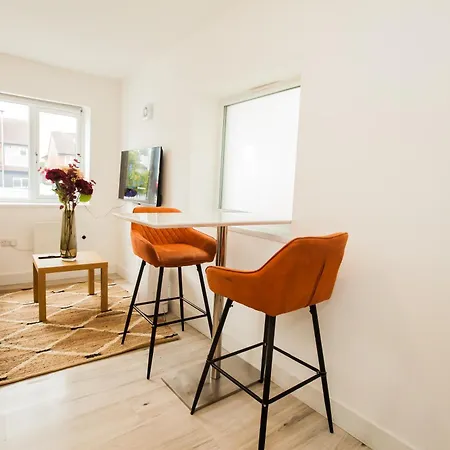Coombe Hill 2 Bedroom House & Parking * London