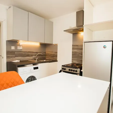 Coombe Hill 2 Bedroom House & Parking