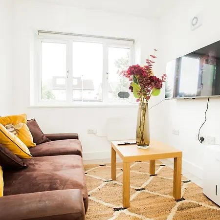 Coombe Hill 2 Bedroom House & Parking