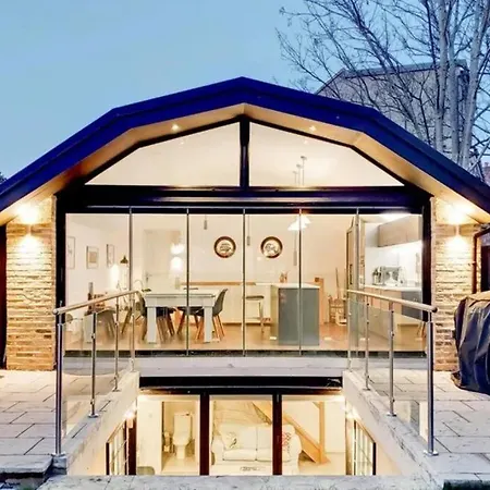 Holiday home Luxury 5-bedroom Family With Modern 2-storey Outbuilding *