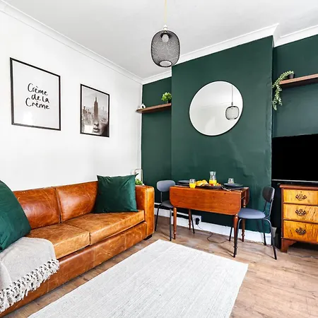 Riverdale 4 Beds Апартаменты *