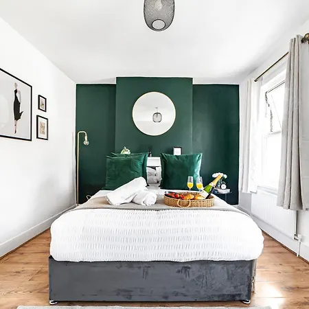 Riverdale 4 Beds Апартаменты Пламстед