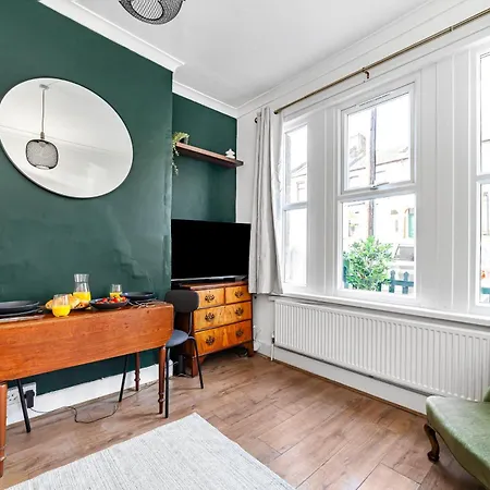 Riverdale 4 Beds Апартаменты