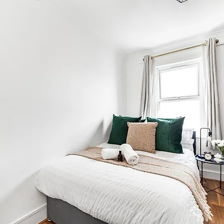 Riverdale 4 Beds Апартаменты *