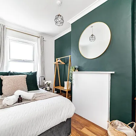 Riverdale 4 Beds Апартаменты