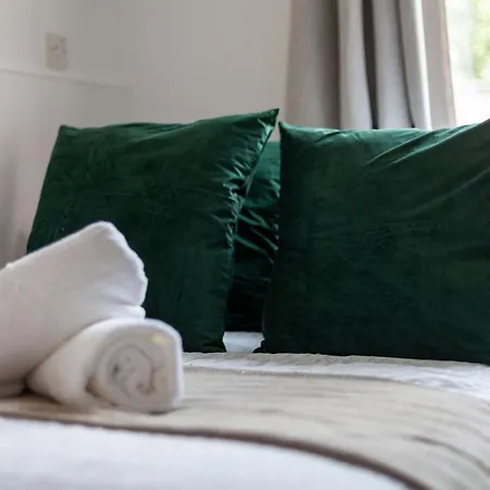 Riverdale 4 Beds Апартаменты Пламстед