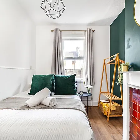 Riverdale 4 Beds Апартаменты