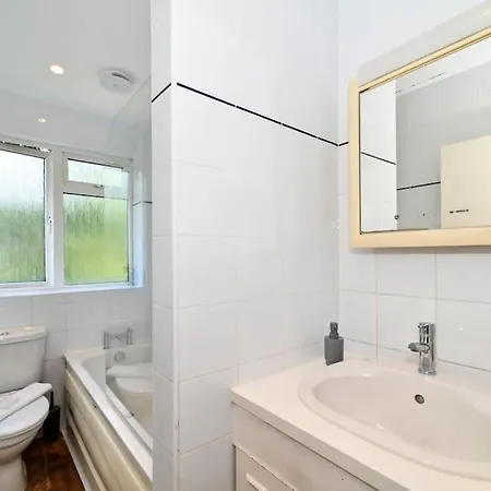 3-bedroom With Parking In Maida Vale Apartment