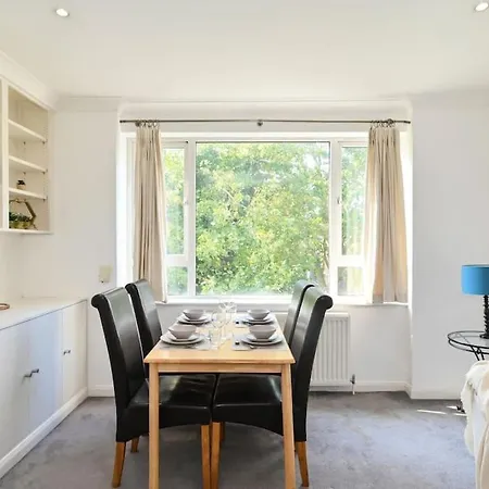 3-bedroom With Parking In Maida Vale Apartment