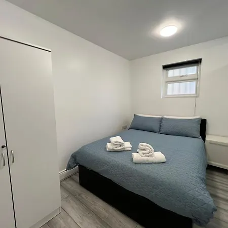 Modern Comfort One Bed Flat In Golders London