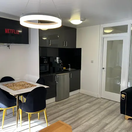 Modern Comfort One Bed Flat In Golders Apartment *