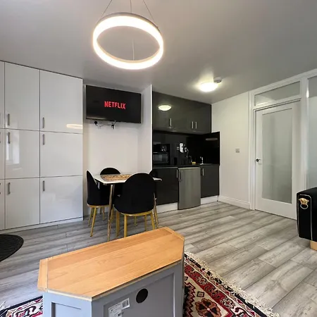 Modern Comfort One Bed Flat In Golders *