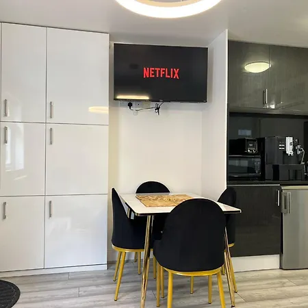Modern Comfort One Bed Flat In Golders Apartment London