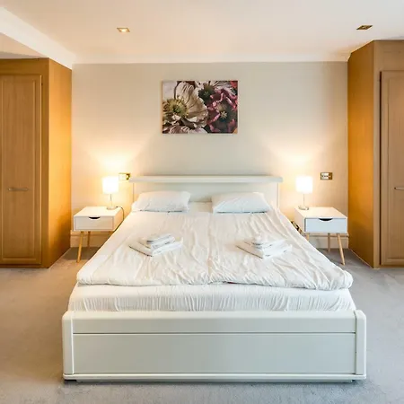 Kensington Skyline Penthouse 아파트