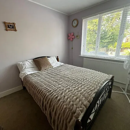 Luxury 5 Bedroom House With Private Car Park In London *