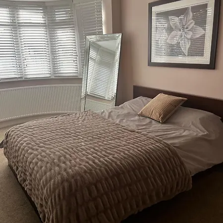 Luxury 5 Bedroom House With Private Car Park In London Hendon