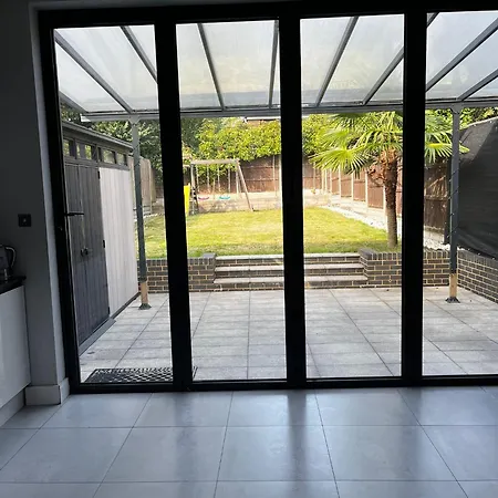 Luxury 5 Bedroom House With Private Car Park In London * Hendon