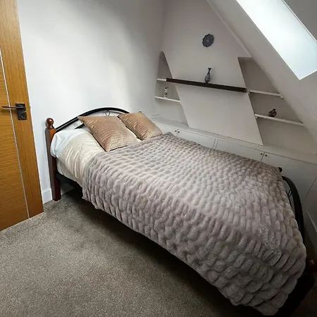 Luxury 5 Bedroom House With Private Car Park In London
