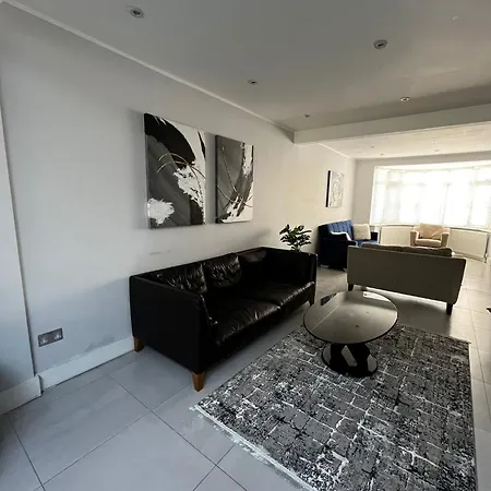 Luxury 5 Bedroom House With Private Car Park In London Holiday home