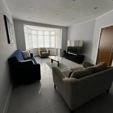 Luxury 5 Bedroom House With Private Car Park In London Holiday home *