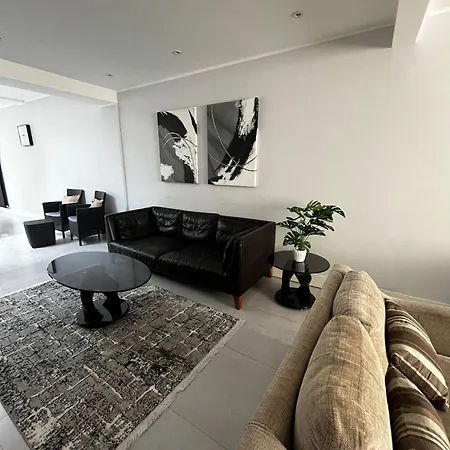 Luxury 5 Bedroom House With Private Car Park In London Holiday home Hendon