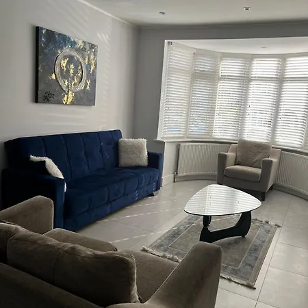 Luxury 5 Bedroom House With Private Car Park In London *