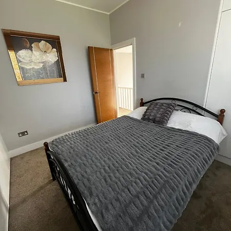 Luxury 5 Bedroom House With Private Car Park In London Hendon
