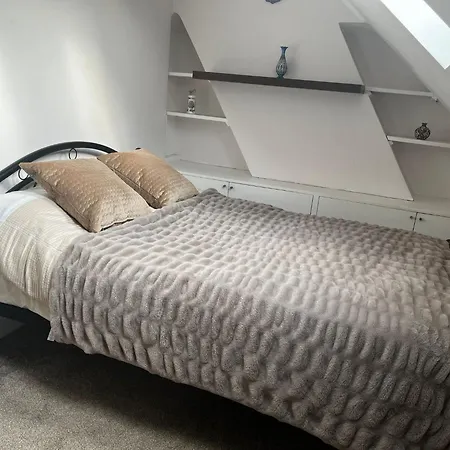 Luxury 5 Bedroom House With Private Car Park In London * Hendon