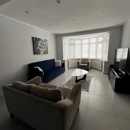 Luxury 5 Bedroom House With Private Car Park In London