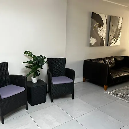 Luxury 5 Bedroom House With Private Car Park In London Holiday home *