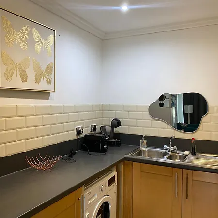Apartment Modern Two Bedroom Two Bath Opp Tube Station *