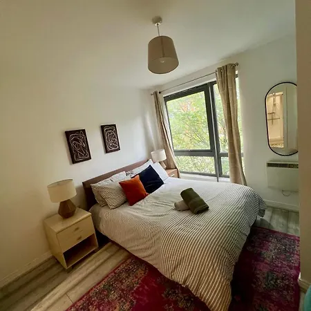 Modern Two Bedroom Two Bath Opp Tube Station