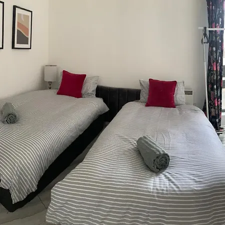 Modern Two Bedroom Two Bath Opp Tube Station London