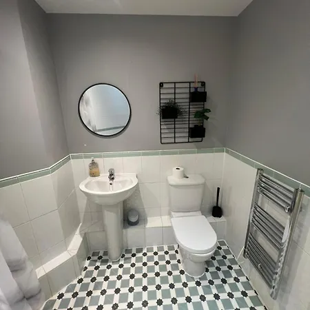Modern Two Bedroom Two Bath Opp Tube Station Apartment London