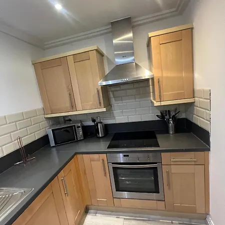 Modern Two Bedroom Two Bath Opp Tube Station * London