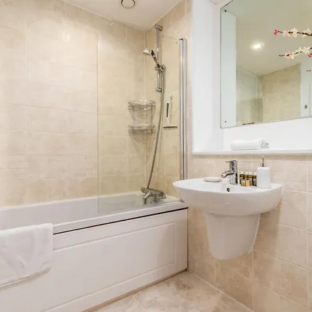 Modern Comfort Stratford 3br Duplex
