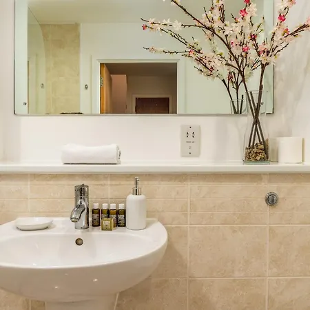 Modern Comfort Stratford 3br Duplex Apartment